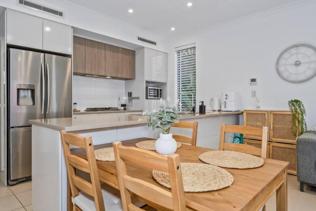 Seascape Beach House, Luxury 3X2, Fire Pit, Enchanted Garden, Pet Friendly, Sleeps 8, Opp Cafe Villa Mandurah Exterior photo