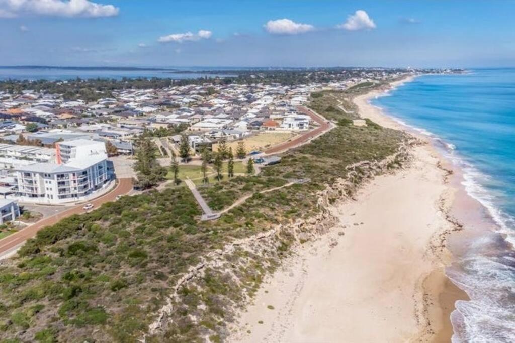 Seascape Beach House, Luxury 3X2, Fire Pit, Enchanted Garden, Pet Friendly, Sleeps 8, Opp Cafe Villa Mandurah Exterior photo