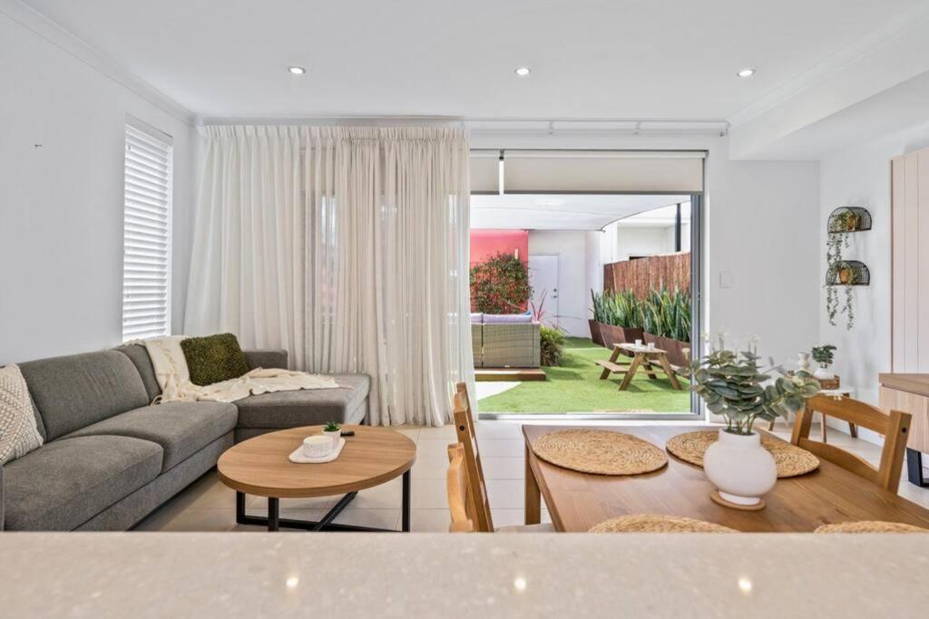 Seascape Beach House, Luxury 3X2, Fire Pit, Enchanted Garden, Pet Friendly, Sleeps 8, Opp Cafe Villa Mandurah Exterior photo